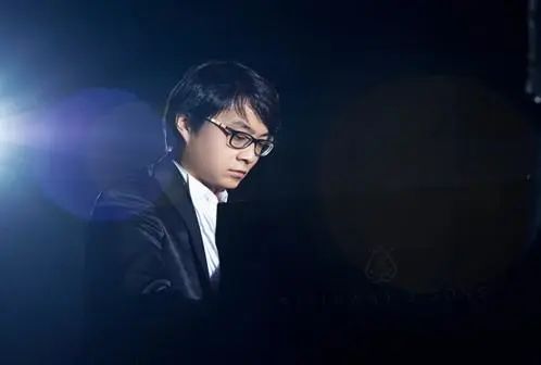 宋思衡的“宅抗疫” | 挑战主播、筹集口罩、闭关作曲，这位取消了20场演出的钢琴家原来这么忙！